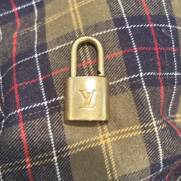 LOUIS VITTON LOCK and KEY! #311 🔥🔥👍Nice Patina PRICE REDUCTION🔥🔥🔥🔥 - Picture 5 of 7